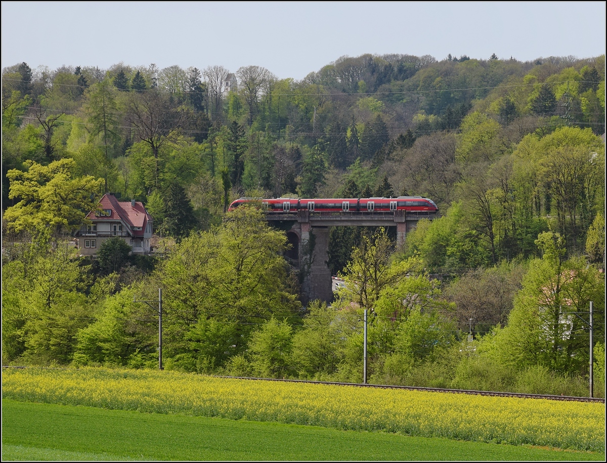 Bahn am Hochrhein. Über die Grenze zur Mühlbachbrücke geschaut bietet sich im Frühjahr ein buntes Bild mit 644. Albert, April 2019.