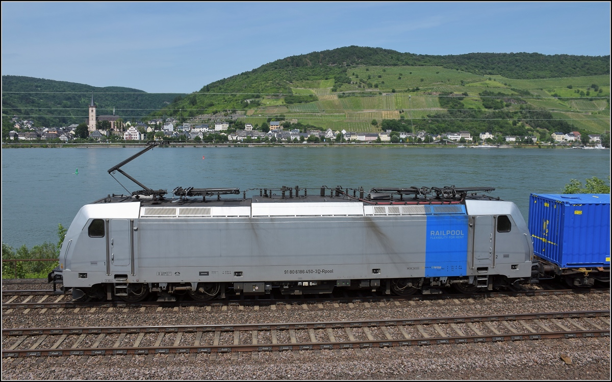 Bahn am Mittelrhein. 186 450-3 am Rhein in Niederheimbach. Juni 2019.