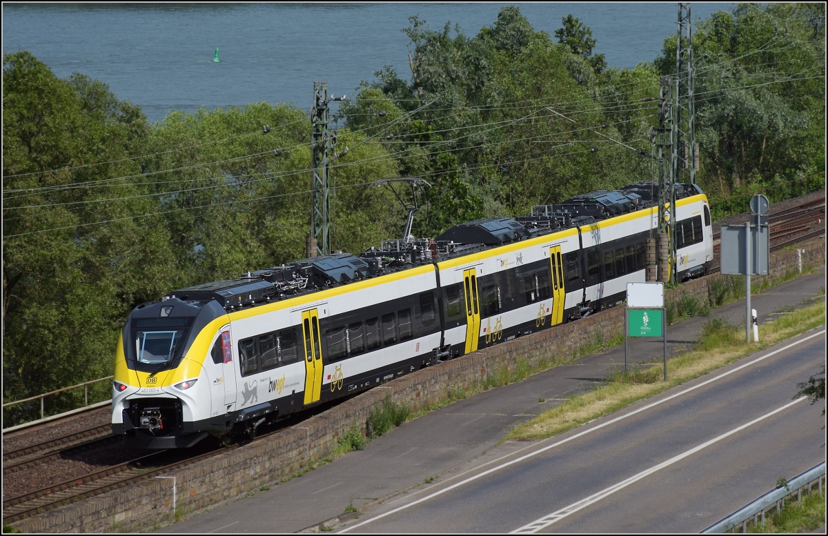 Bahn am Mittelrhein. Karpfen in Sicht, offiziell Mireo 463 003 bei Einfahrt nach Niederheimbach. Juni 2019.