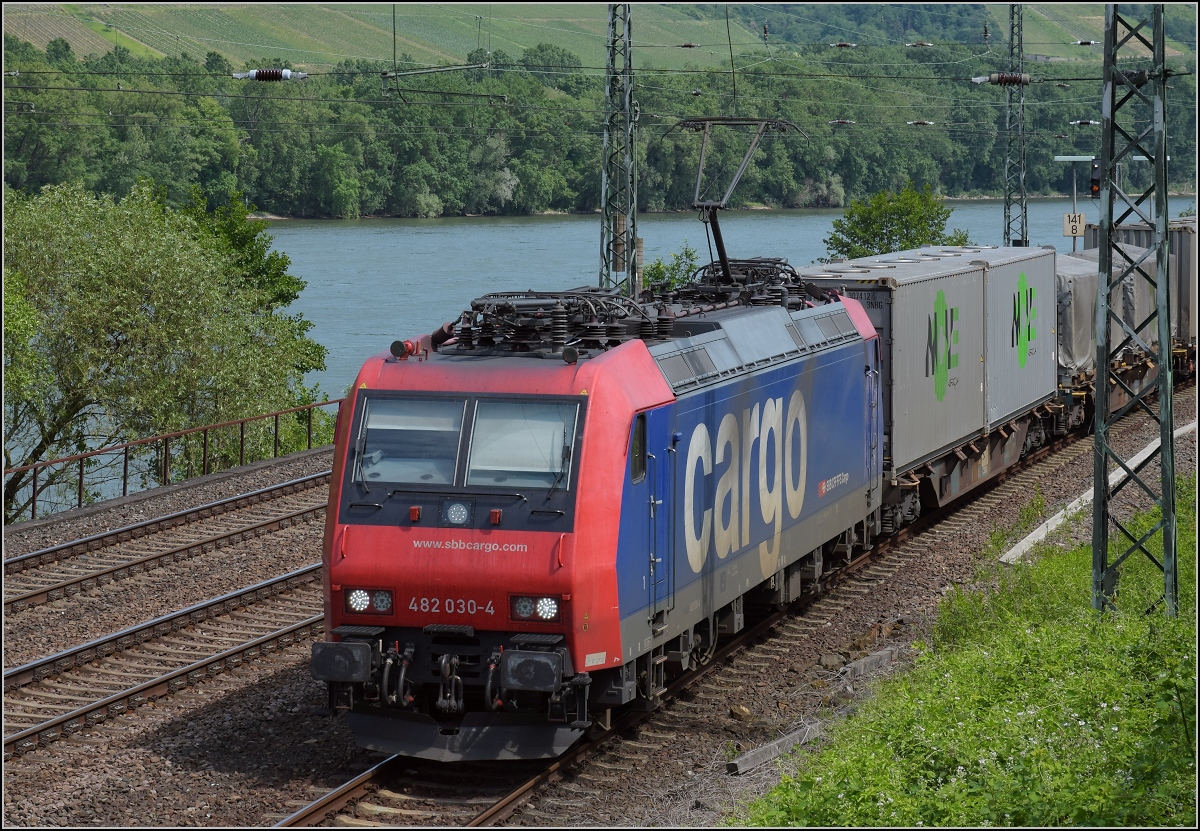 Bahn am Mittelrhein. Re 482 030 wartet auf eine Überholung in Niederheimbach. Juni 2019.