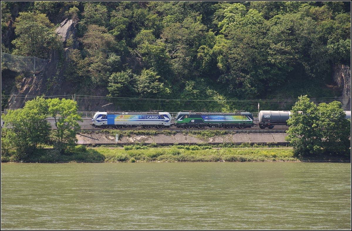 Bahn am Mittelrhein. Zwei geleaste RTB-Vectronen nahe der Burg Rheinstein. Trechtlinghausen, Juni 2019.