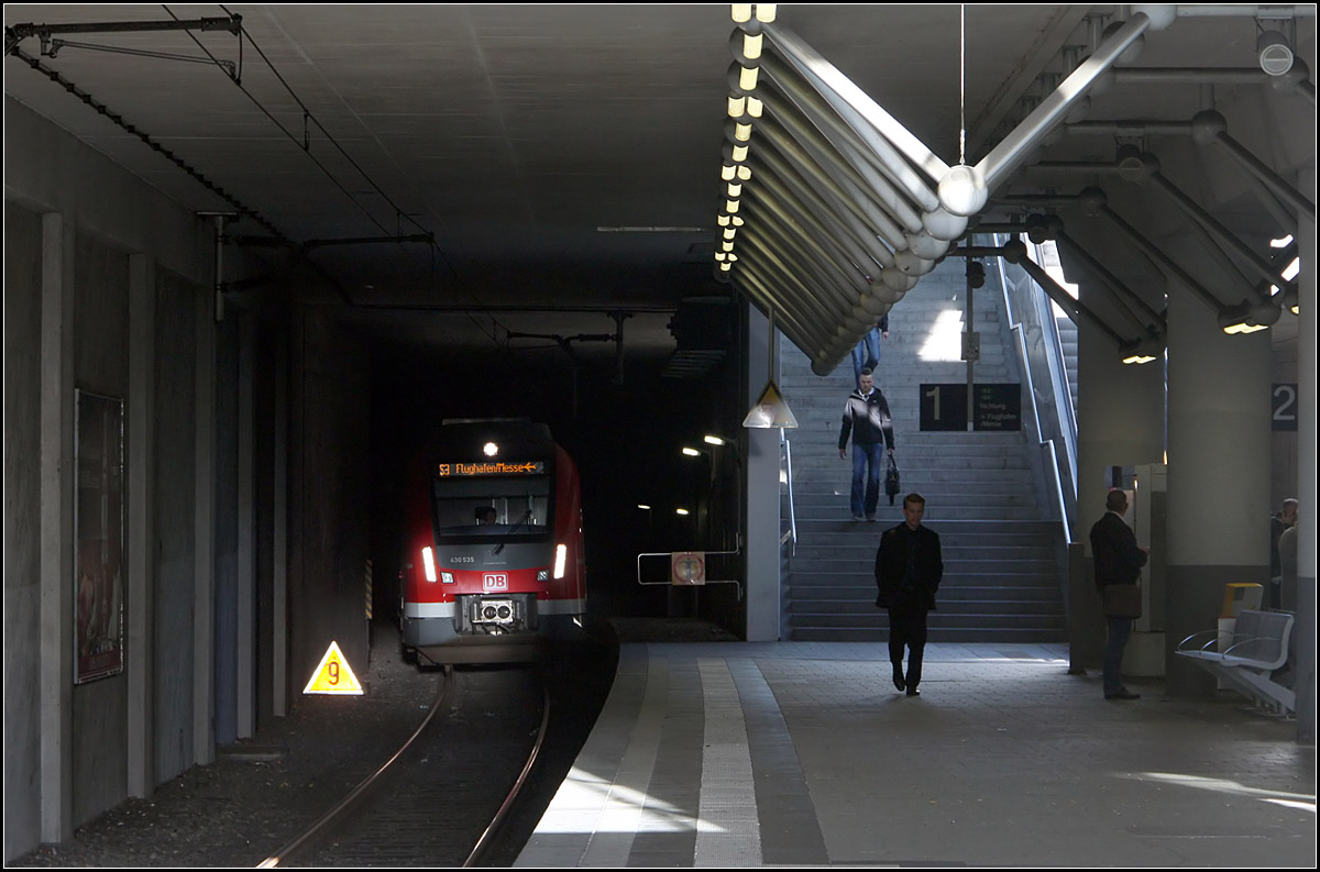 Bahn, aus dem Dunkeln kommend -

Einfahrt einer S-Bahn der Baureihe 430 in die teilweise überdeckelte Station Echterdingen.

20.05.2016 (M)