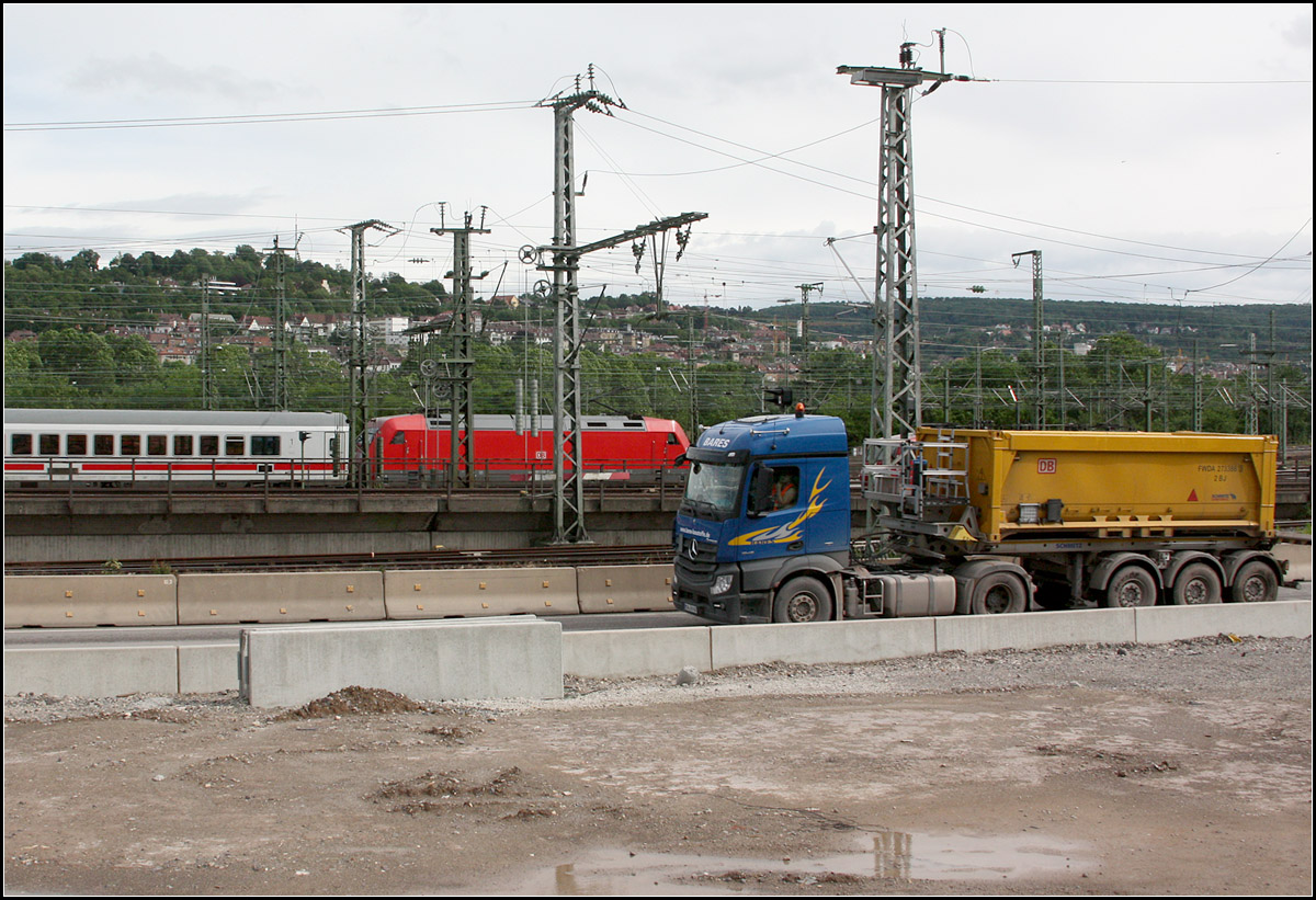 Bahn-Baustellen-Verkehr -

Ein LKW mit Erdaushub der Bahnhofbaustellen auf der Logistik-Schnellstraße vom Stuttgarter Hauptbahnhof zum Nordbahnhof. Dort werden die gelben Behälter auf Güterwagen umgesetzt.

13.06.2016 (M)