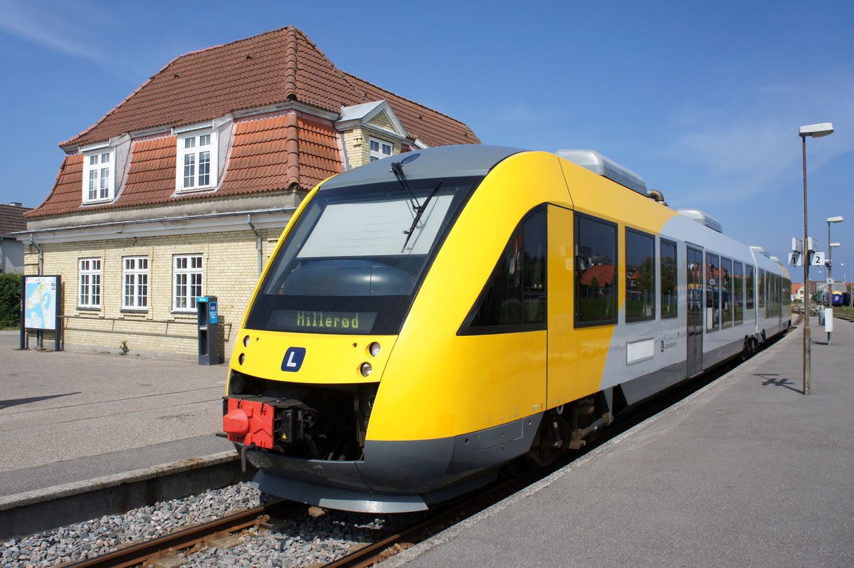 Bahn Dänemark / Region Seeland / Region Sjælland: Alstom Coradia LINT 41 von Lokalbanen A/S, aufgenommen im Mai 2016 am Bahnhof von Hundested.