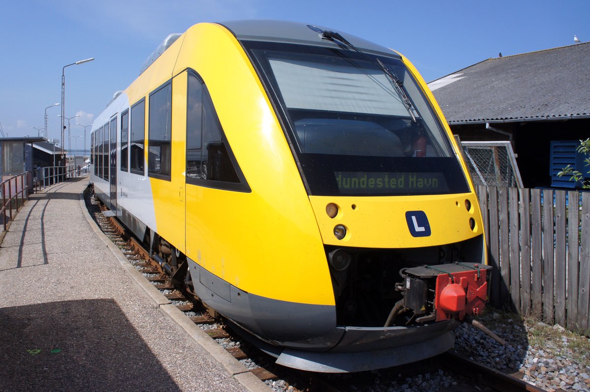 Bahn Dänemark / Region Seeland / Region Sjælland: Alstom Coradia LINT 41 von Lokalbanen A/S, aufgenommen im Mai 2016 am Bahnhof von Hundested Havn.
