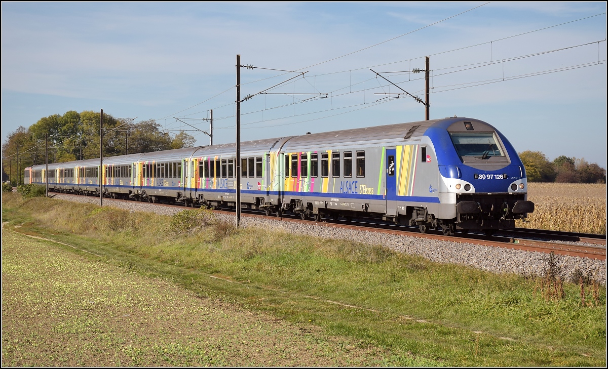 Bahn im Elsass. Ein TER fhrt im fahlen Licht der Wolke aus Saharasand und Waldbrandasche von Mlhausen Richtung Basel. Bartenheim, Oktober 2017.