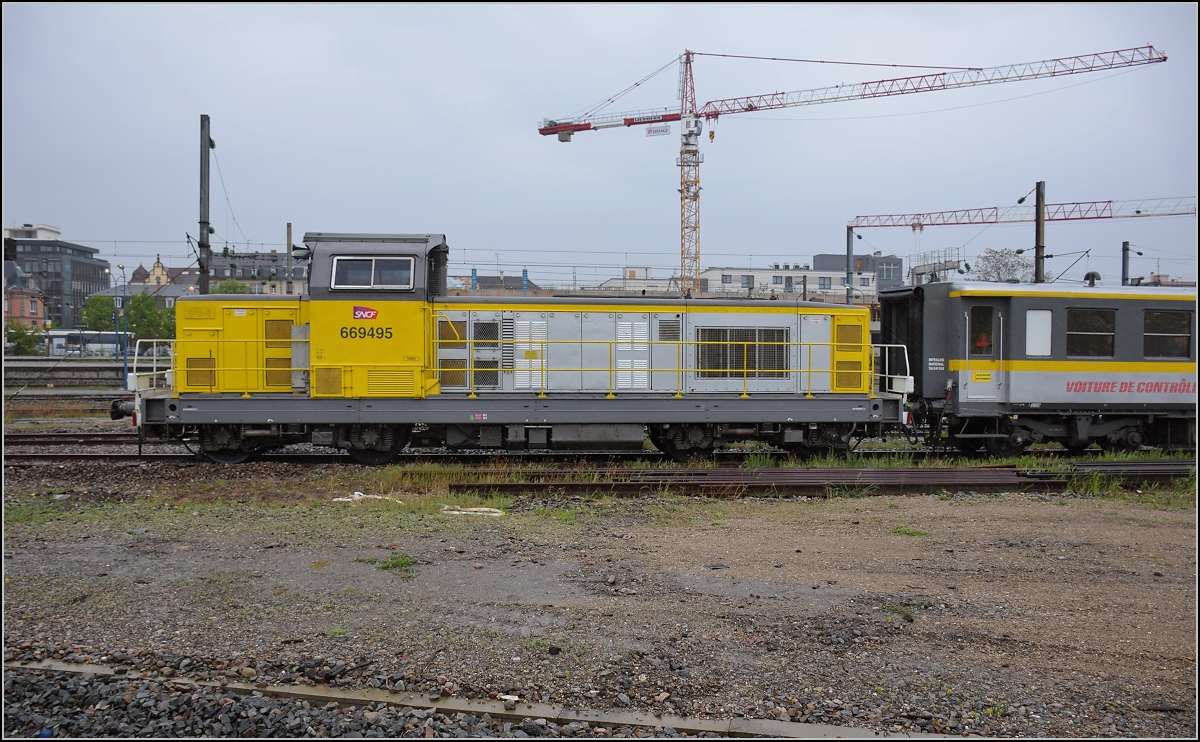 Bahn im Elsass. In Colmar ist in strömendem Regen die Diesellok BB 69495 mit einem Dienstzug abgestellt. April 2017.