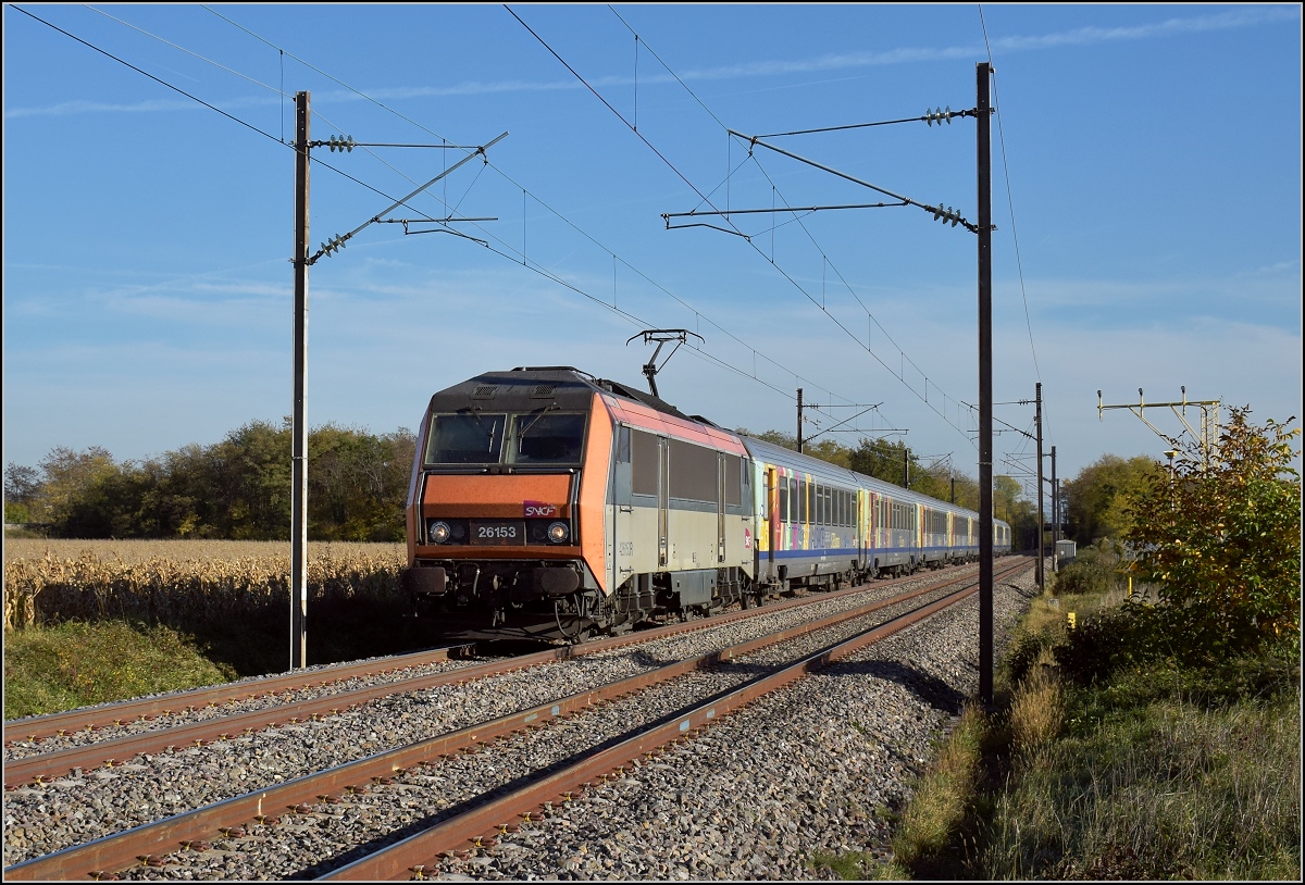 Bahn im Elsass. Nach der Wende in Basel bringt Sybic 26153 ihren TER nach Mülhausen zurück. Bartenheim, Oktober 2017.