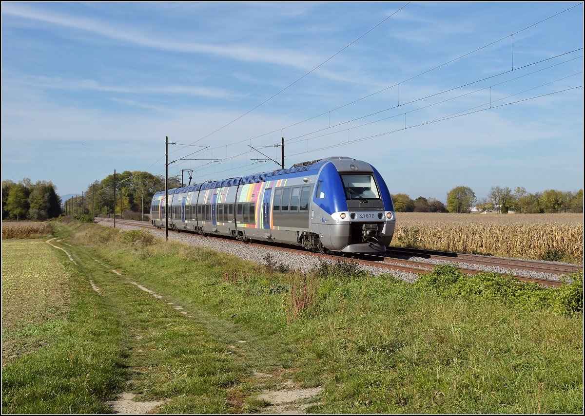 Bahn im Elsass. Z 27827 fhrt im fahlen Licht der Saharasand und Portugalasche von Mlhausen Richtung Basel. Bartenheim, Oktober 2017.