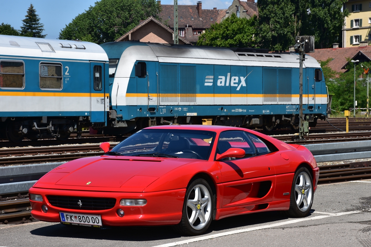 Bahn frei zum Kräftemessen! Ferrari F 355 versus ALEX 223-064. Der Ferrari mag zwar schneller sein (solange er nicht im Stau steckt), aber bei den PS ist eindeutig die Lok Sieger (07.07.2018 in Lindau) [ist das Anonymisieren von Autokennzeichen eigentlich wirrtuelle Urkundenfälschung?]