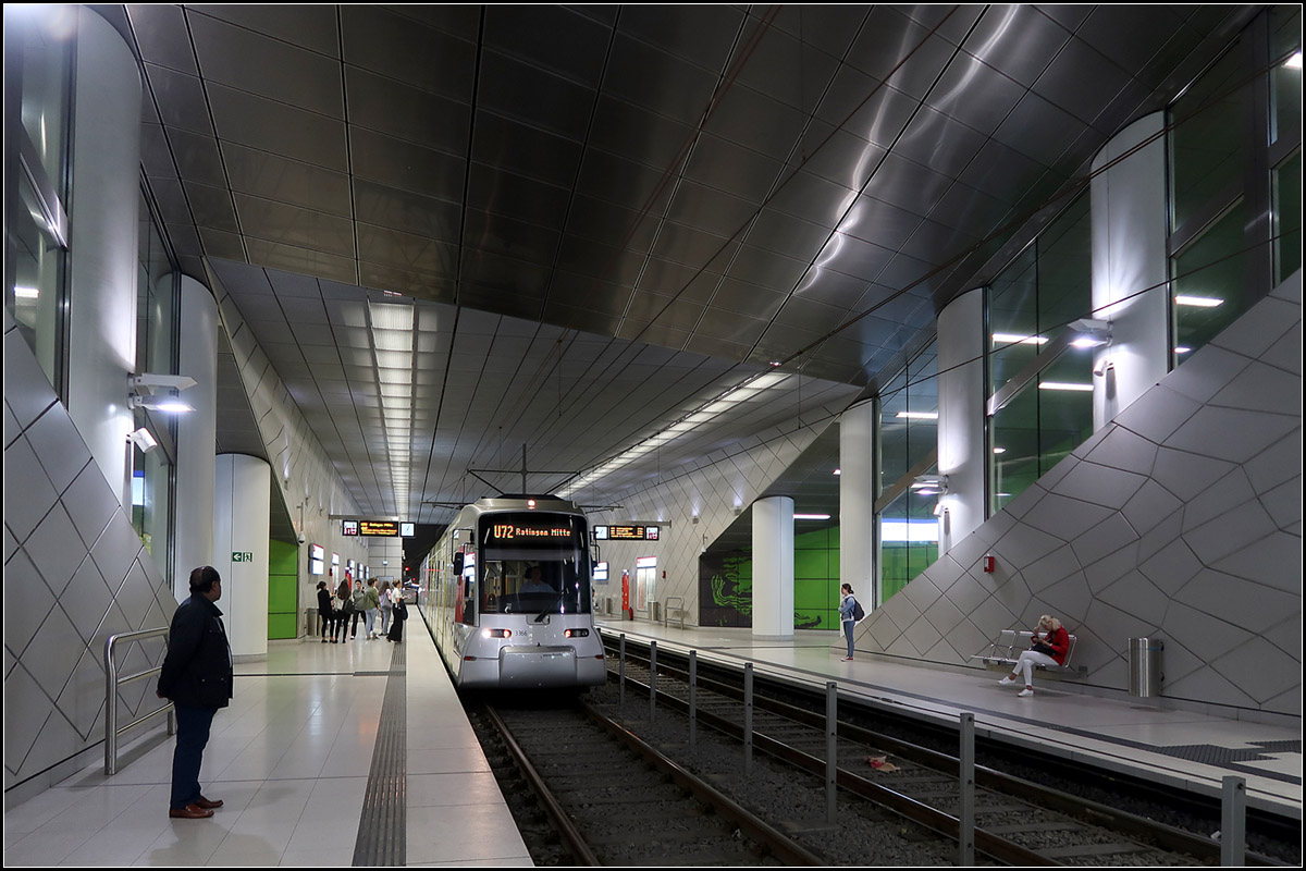 Bahn und Haltestelle im Einklang -

Die Niederflur-Straßenbahnen passen farblich und von der Form sehr gut zum futuristischen Architektur der Stationen. U-Bahnhof Graf-Adolf-Platz an der Düsseldorfer Wehrhahnlinie.

14.08.2018 (M)