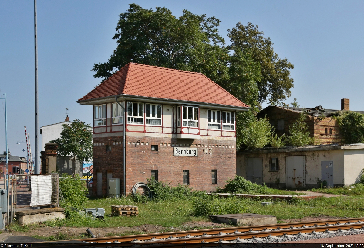 Bahn-Infrastruktur in Bernburg Hbf
Am nördlichen Bahnhofsende befindet sich das mechanische Stellwerk  W3  der Bauart Jüdel. Der Weichenwärter wacht hier u.a. noch über den Bahnübergang Köthensche Straße, von dem das Foto entstand.

🚩 Bahnstrecke Köthen–Aschersleben (KBS 334)
🕓 14.9.2021 | 13:28 Uhr