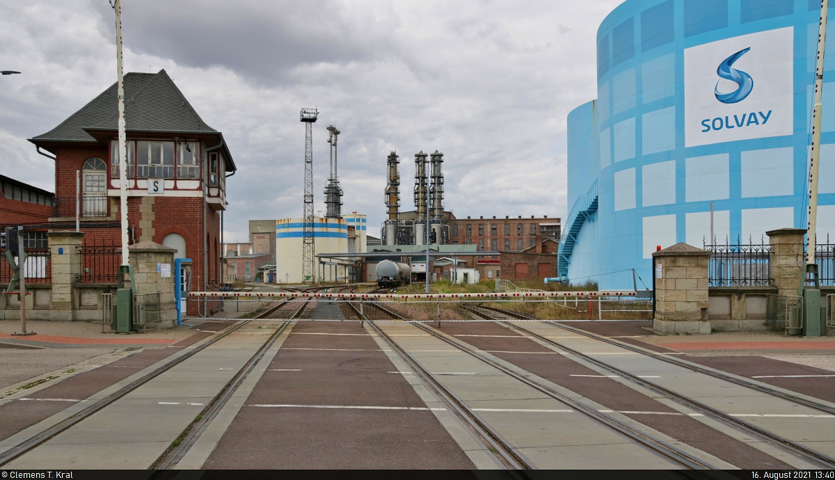 Bahn-Infrastruktur in Bernburg Hbf
Die Zufahrt ins Sodawerk Bernburg ist nicht nur straßenseitig, sondern auch auf den Schienen mit einer Schranke gesichert. Hier werden regelmäßig Kesselwagen zugestellt und abgeholt.

🕓 16.8.2021 | 13:40 Uhr
