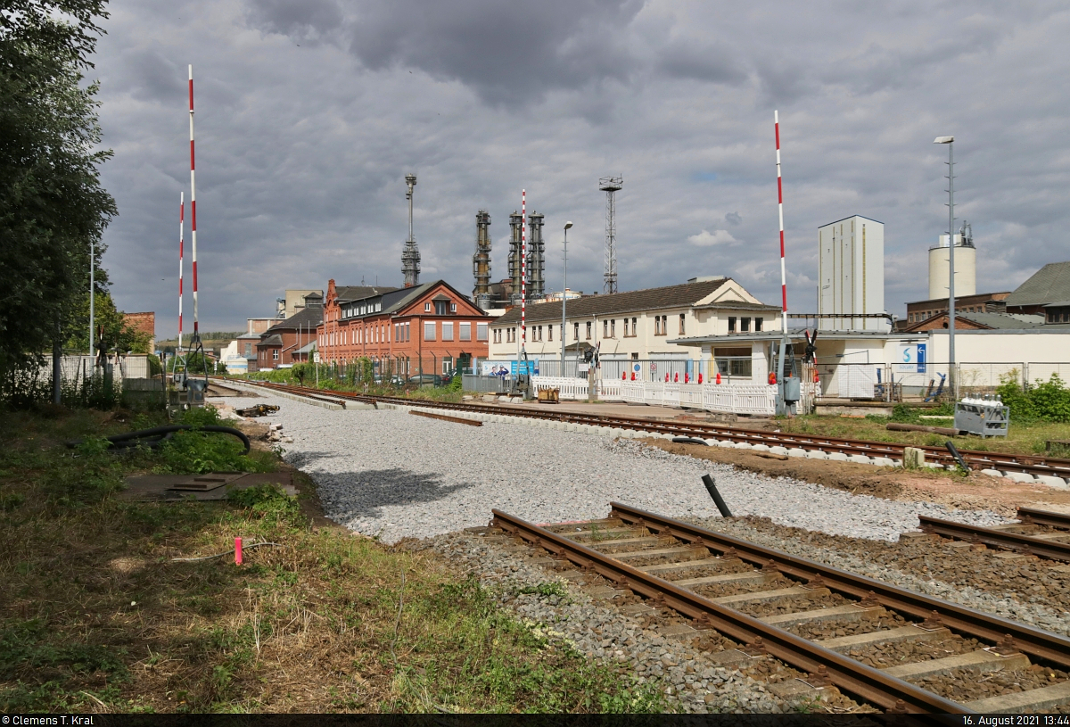Bahn-Infrastruktur in Bernburg Hbf
Vom 9. bis 26. August wurden Gleise und Fahrbahnbelag auf dem Bahnübergang in der Köthenschen Straße erneuert. Dadurch war die für den Regional- und Güterverkehr bedeutende Verbindung Richtung Güsten unterbrochen. Züge wurden umgeleitet oder durch Busse ersetzt.
Den Baufortschritt habe ich von der provisorischen Zuwegung über die Gleise festgehalten.

🚩 Bahnstrecke Köthen–Aschersleben (KBS 334)
🕓 16.8.2021 | 13:44 Uhr