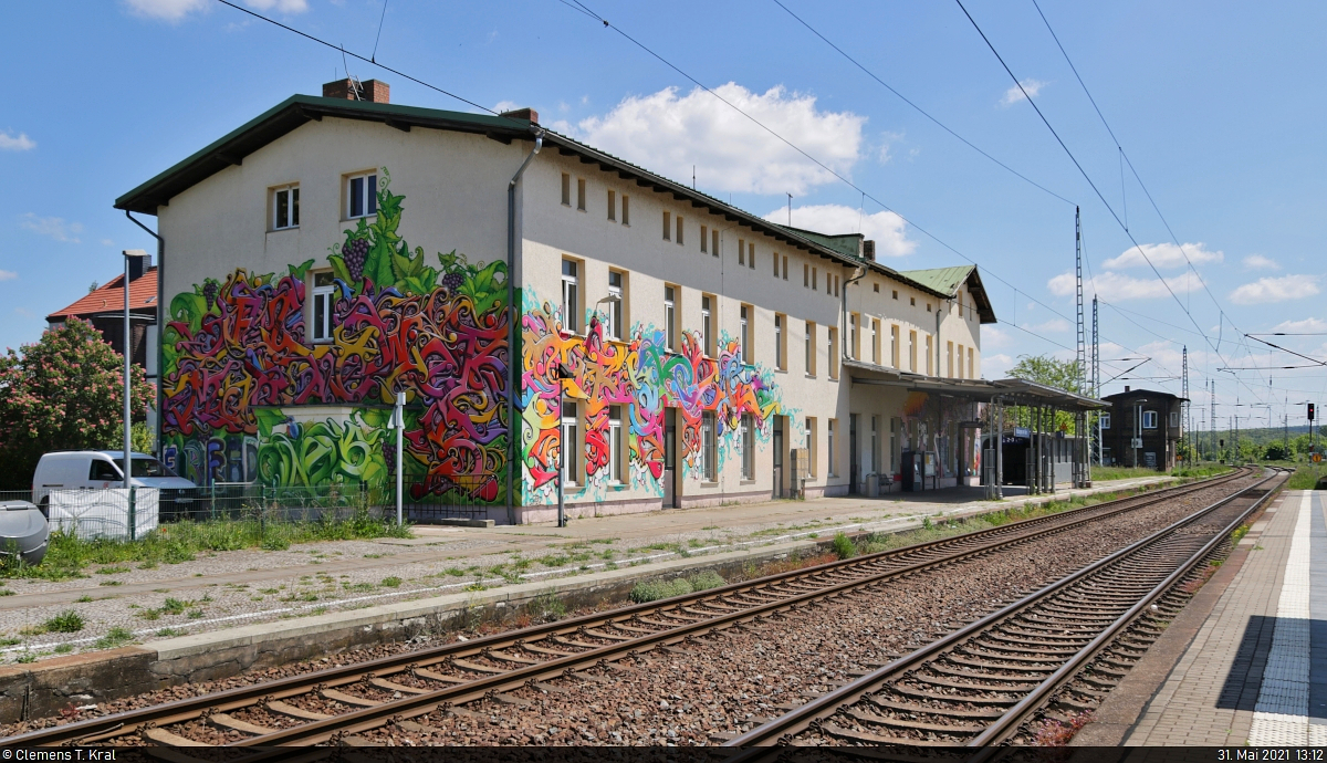 Bahn-Infrastruktur in Röblingen am See

Durch professionelles Graffiti wurde wohl versucht, dem Empfangsgebäude des Bahnhofs von außen etwas mehr Leben einzuhauchen. Bessere Zeiten hat auch schon der Hausbahnsteig gesehen.

🚩 Bahnstrecke Halle–Hann. Münden (KBS 590)
🕓 31.5.2021 | 13:12 Uhr