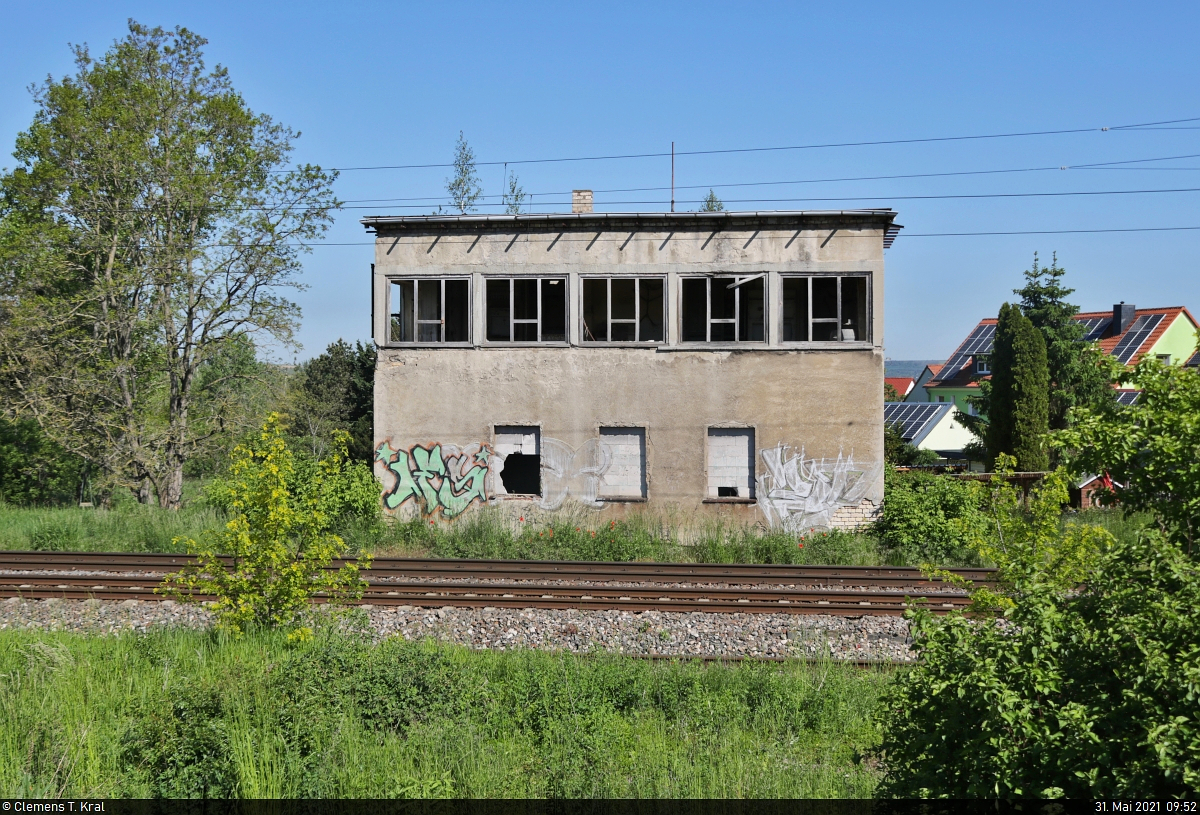 Bahn-Infrastruktur in Röblingen am See

Zum ehemaligen Stellwerk  Ar  (Abzweig Röblingen) ist mir nicht viel bekannt. Heute steht es leer und verfällt. Von dort aus geht die heute stillgelegte Bahnstrecke nach Vitzenburg ab.

🚩 Bahnstrecke Halle–Hann. Münden (KBS 590)
🕓 31.5.2021 | 9:52 Uhr