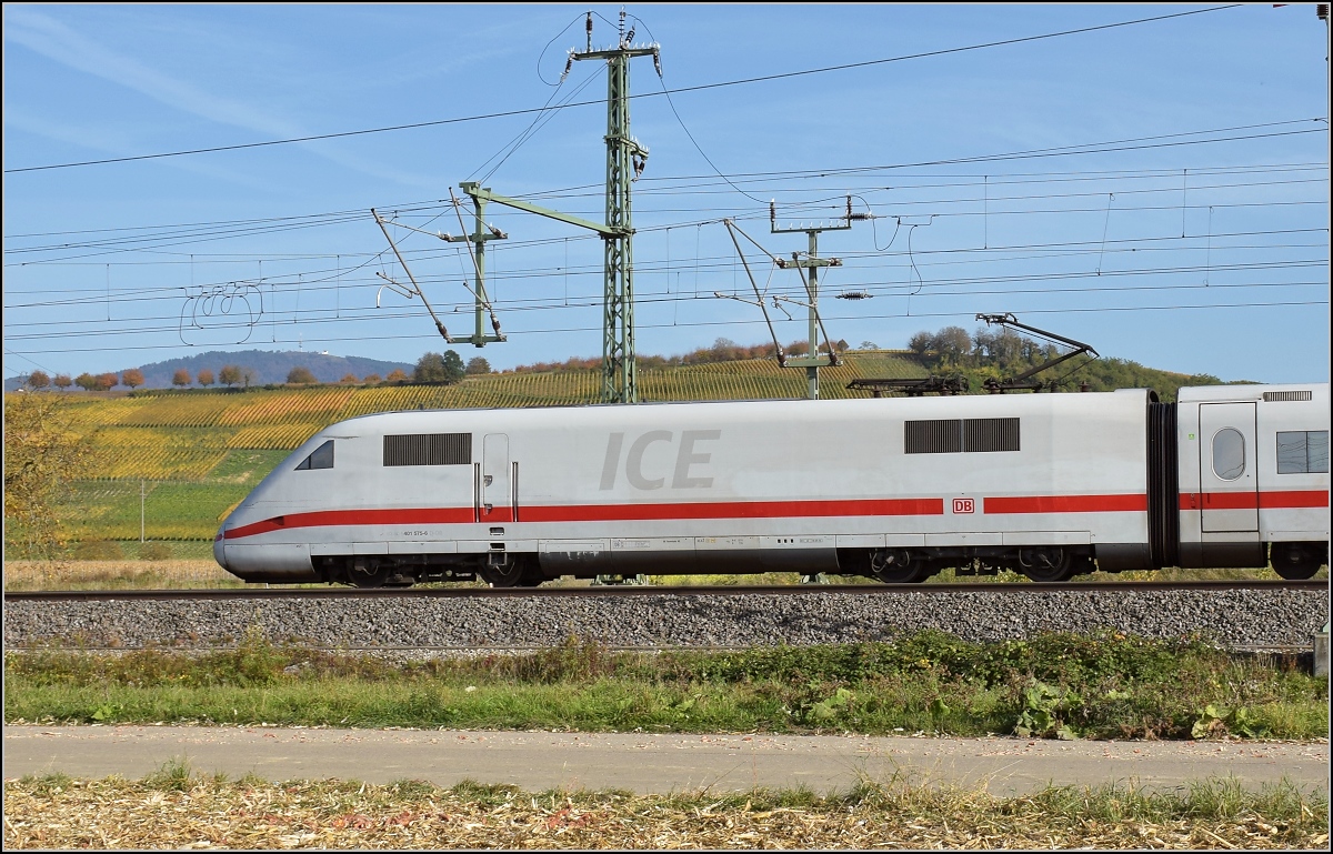 Bahn im Markgräflerland. ICE 1 Memmingen wird am Ende von seinem richtigen Triebkopf 401 512 geschoben. Schliengen, Oktober 2017