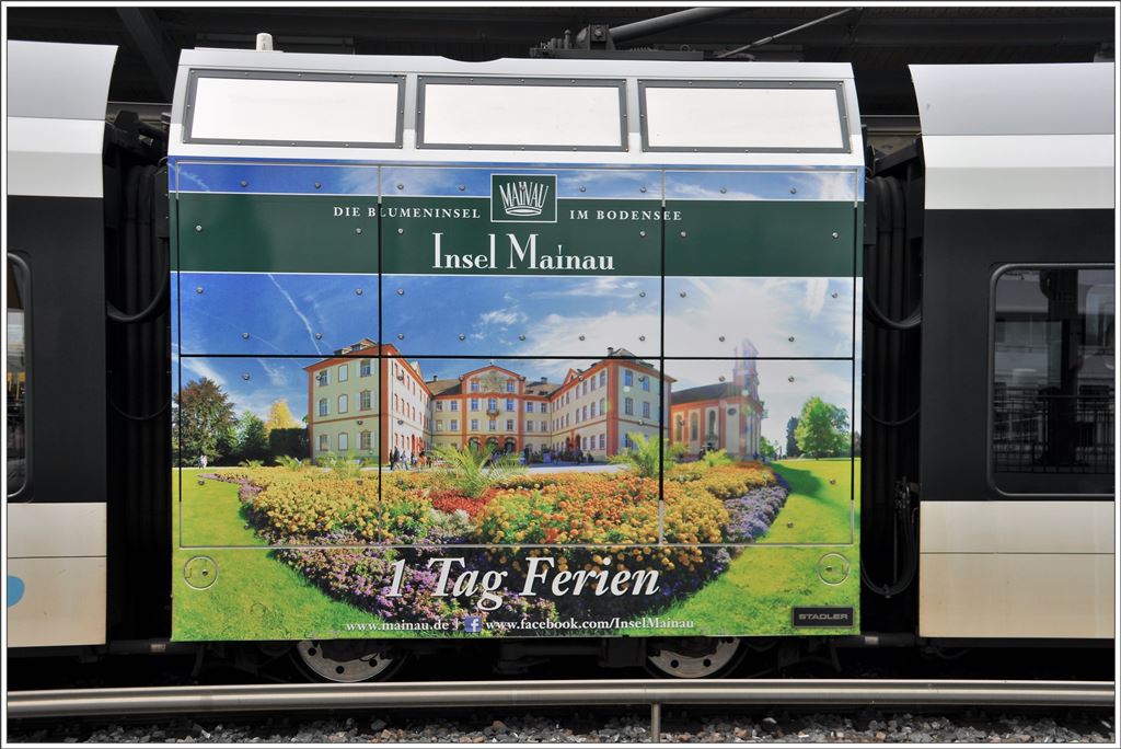 Bahn und Schiff sind in Romanshorn eng verknüpft, nicht zuletzt wegender stündlichen Fähre nach Friedrichshafen. Die Insel Mainau ist ein beliebtes Ausflugsziel und wird deshalb auch auf einem GTW Powerpack beworben. (02.05.2016)