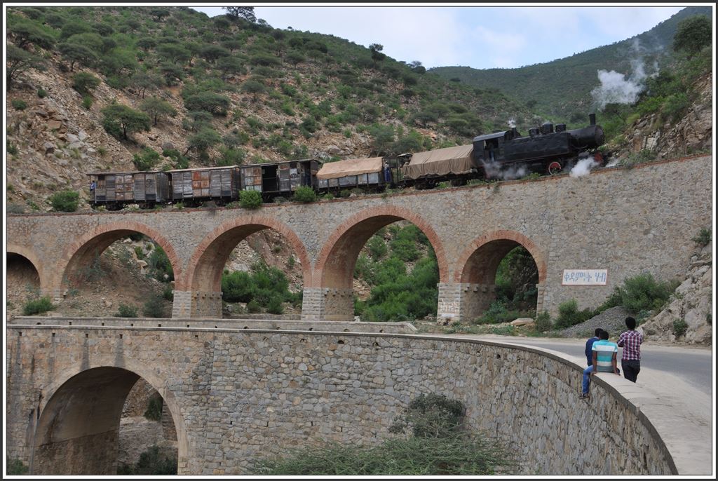 Bahn- und Strassenbrücke über eines der vielen Tobel zwischen Embatkala und Nefasit. (05.12.2014)