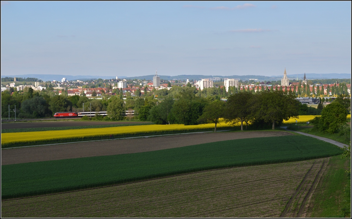 Bahn im Tägermoos - mit Fotowolke. 

IR Konstanz-Biel. Im Hintergrund der Startort des IR. Mai 2014.