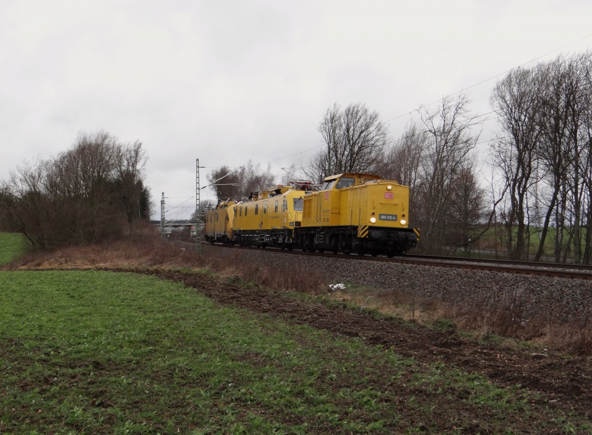 Bahnbau 203 312 mit zwei 711er fährt am 09.01.15 durch die Schöpsdrehe bei Plauen/V.