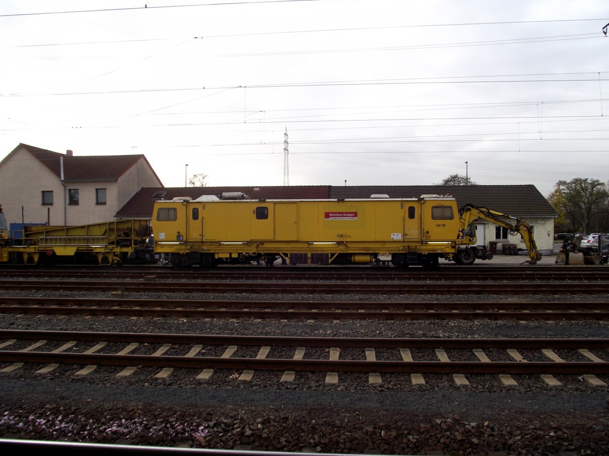 Bahnbau Gruppe Bauzugwagen steht am 25.11.13 in Hanau 