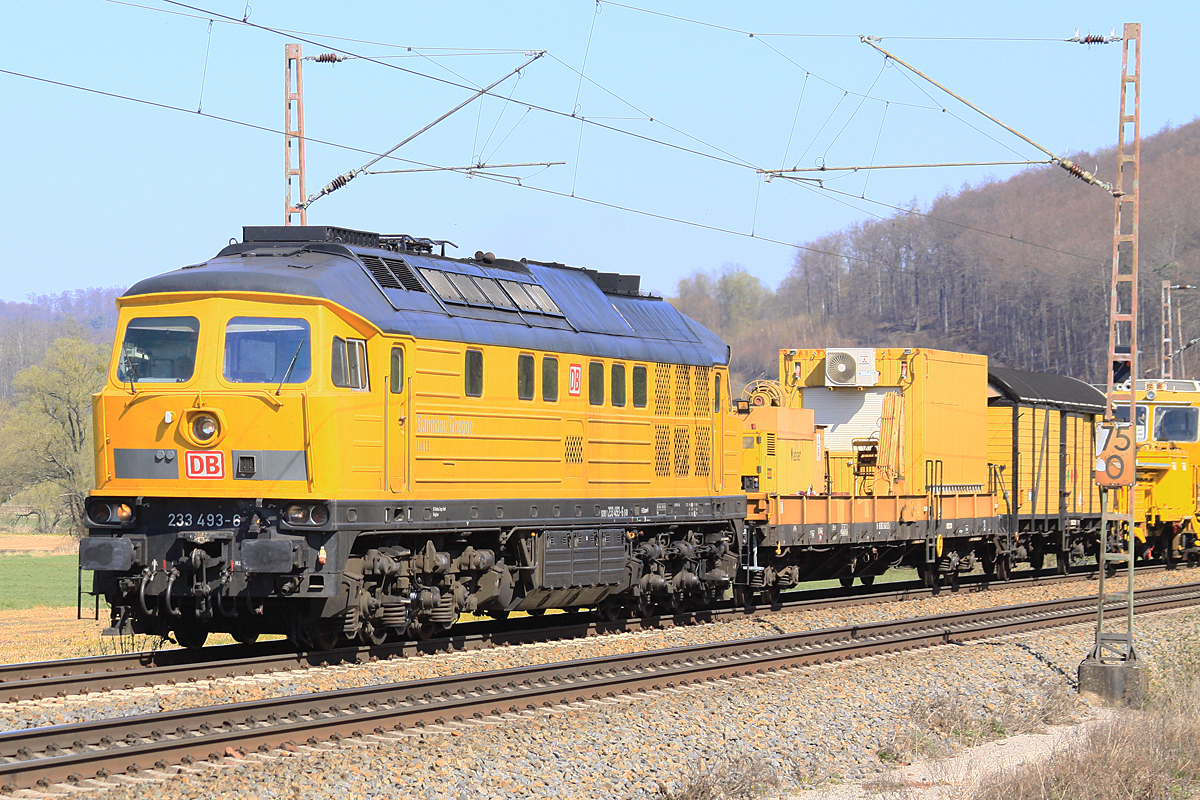 Bahnbau Gruppe Lok 13 233 493-6 mit einem Bauzug am 06.04.2020 nördlich von Salzderhelden am BÜ 75,1 in Richtung Göttingen 