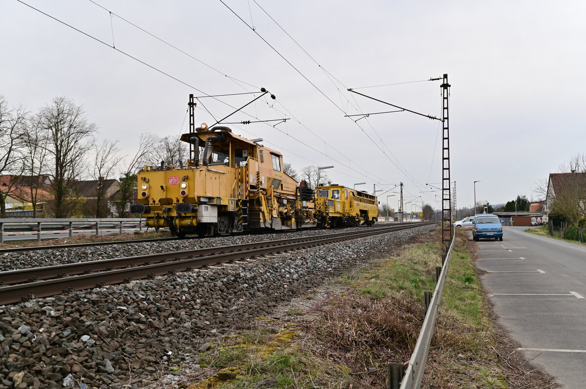 Bahnbau Gruppe SP861 mit GSM832 kommen am 15.3.2022 durch Thüngersheim gen Retzbach-Zellingen gefahren. 