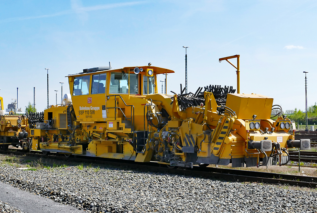 Bahnbau Gruppe, SSP 110 SW Schotterplaniermaschine im Bf Euskirchen - 24.04.2017