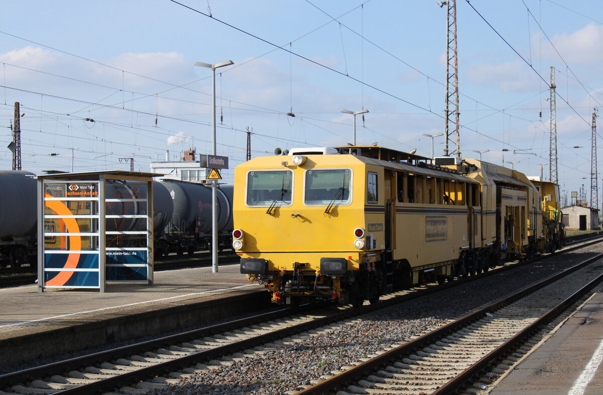 Bahnbau Hartung  Quasimodo  H-BAU 99 80 9421 019-7 (P&T Unimat 09-32/4S Dynamic) +  Esmeralda  H-BAU 99 80 9425 099-5 (SSP 110W) Richtung Naumburg (S), am 17.03.2024 in Großkorbetha.