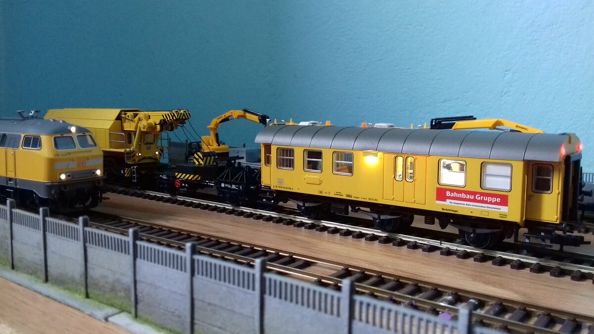 Bahnbauwagen der DB Bahnbau Gruppe. Ein Werkstattwagen, auf Basis BD3yg (Umbauwagen). Ich sehe in meine technische Basis. Am 17 August 2021 Jahre.