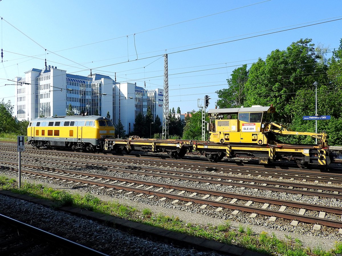 Bahnbauzug, gezogen von einer 225, durchfährt den Bhf.München-Heimeranplatz; 190716
