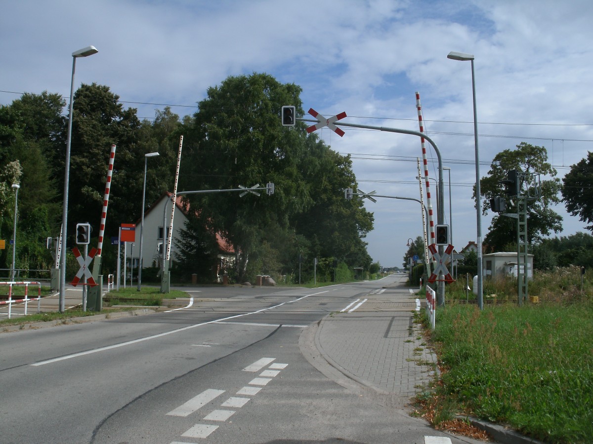 Bahnbergang Richtung Reinberg am Bahnhof in Miltzow(Strecke Stralsund-Berlin)am 18.August 2013.