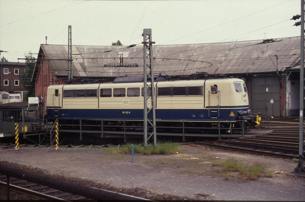 Bahnbetriebswerk Bebra am 7.6.1991: 151122 auf der Drehscheibe um 17.35 Uhr
