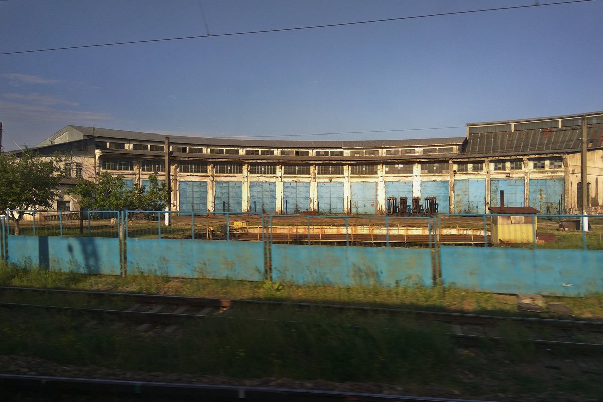 Bahnbetriebswerk des Bahnhofs Marasesti am 12.05.2017. Obwohl Marasesti ein wichtiger Eisenbahnknoten in der Moldau ist, wird dieser heutzutage nicht mehr benutzt. Dafür gibt es zwei Gründe: 1. in der Nähe von Marasesti gibt es zwei weitere Eisenbahnknoten (Adjud und Tecuci)die genauso wichtig sind und; 2. die Elektrifizierung der Strecke Marasesti-Tecuci-Galati macht einen Lokwechsel unnötig.