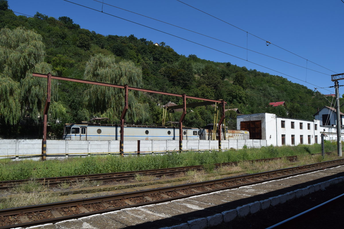 Bahnbetriebswerk Sighisoara am 28.08.2016. Der Bahnhof Sighisoara ist nicht der grte in Rumnien. Trotzdem hat er eine gewisse Wichtigkeit im rumnischen Eisenbahnnetz, da er Teil eines greren Verkehrsknotens ist. Der Bahnbetriebswerk ist analog zur Bahnhofsgre klein.