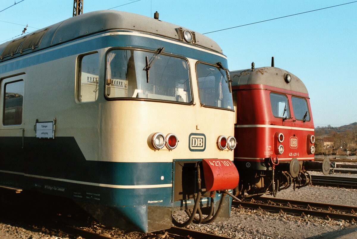 Bahnbetriebswerk T�bingen (DB) mit ET 427 101 und ET 425 421-5. Leider ist nur eine Einheit der Baureihe 427 alt erhalten worden (427 105 bei der Eisenbahnwelt Horb). 427 101 wurde laut Wikipedia 1985 ausgemustert.
Datum: 31.12.1983