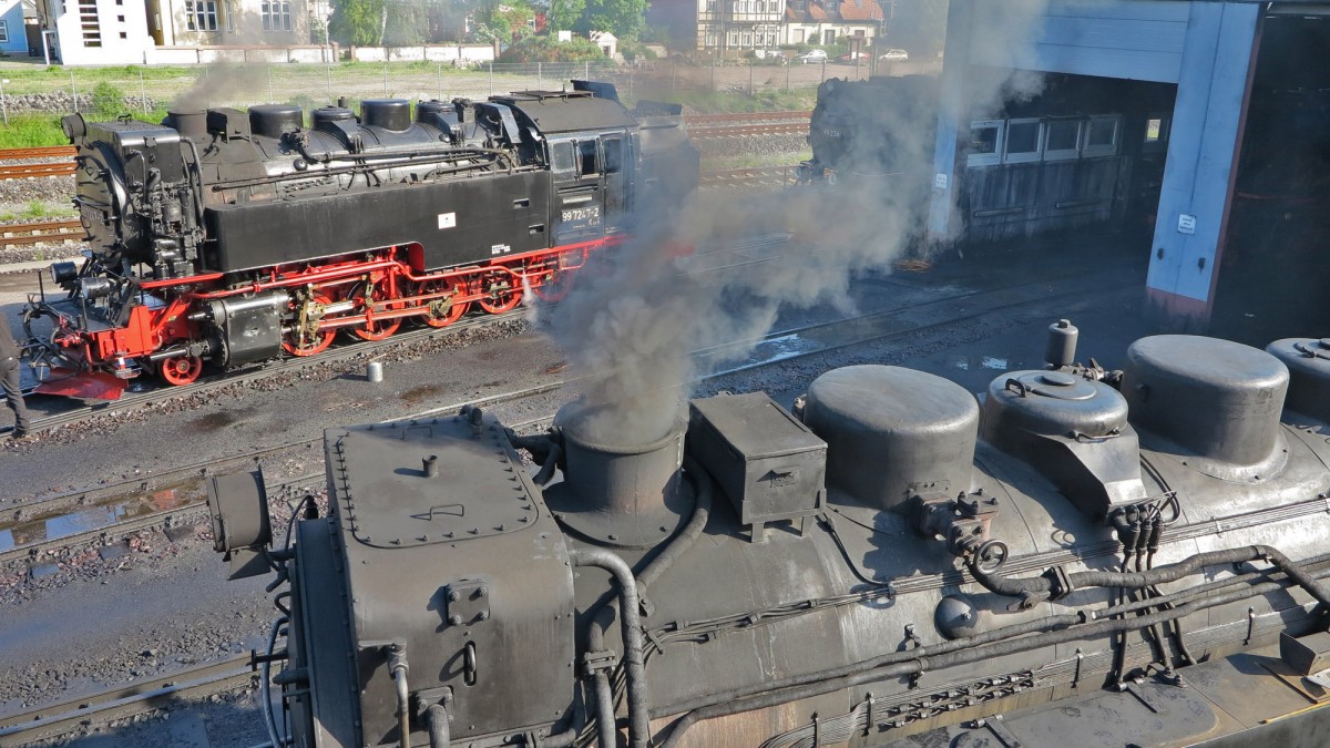 Bahnbetriebswerk Wernigerode, zwei sogenannte Neubauloks warten auf ihren Einsatz. Achsfolge 1'E1', Gewicht 64.5t, Vmax 40km/h,Leistung 700PS, Hersteller VEB Lokomotivbau  Karl Marx  Babelsberg, Baujahr 1954-56, Blick von der öfftl.Aussichtsplattform, 21.5.14
