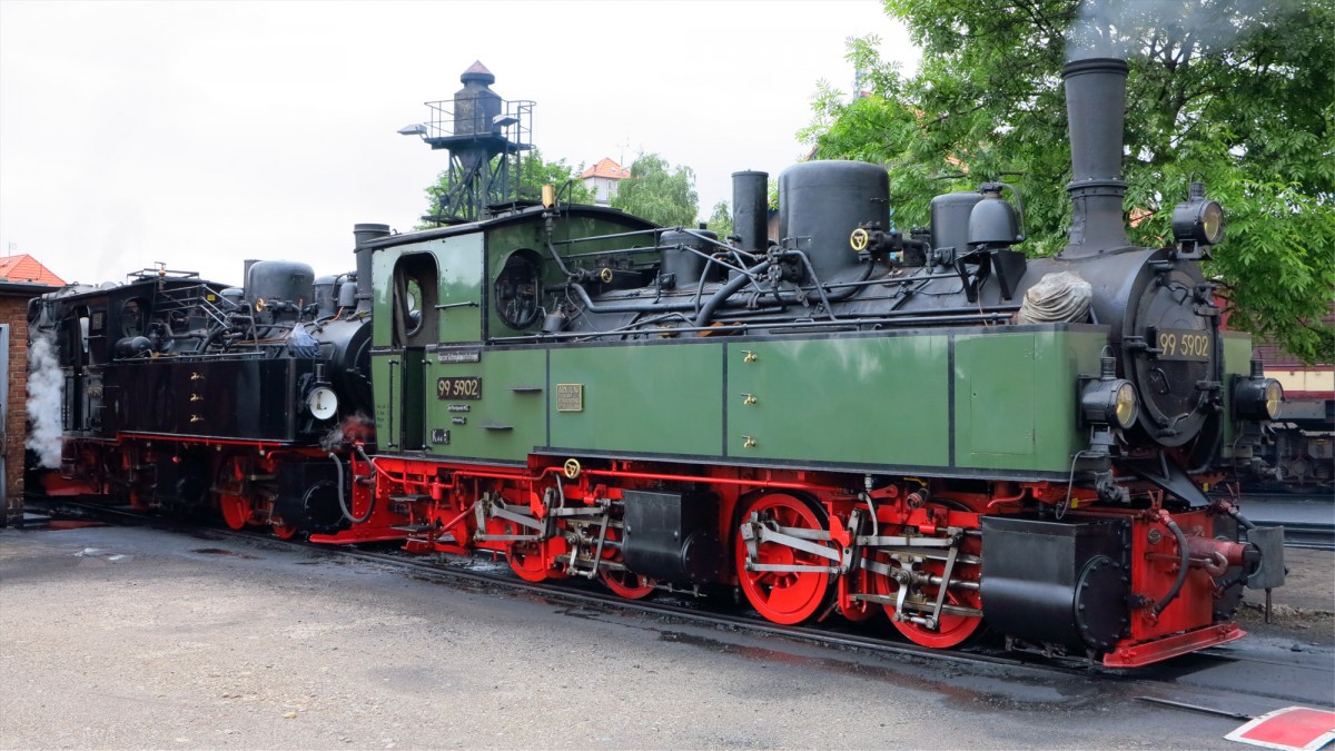 Bahnbetriebswerk Wernigerode.Malletloks 99 5901 und 99 5902 beim Einheizen.Achsfolge B'B ,Gewicht 36t,Vmax 30km/h,Leistung ca.270PS,Baujahr 1897/98. 23.5.14