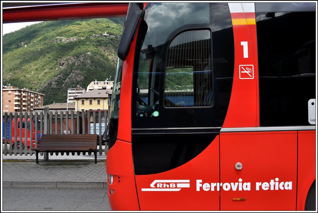 Bahnbild im weitesten Sinne. 1.Kl.Bus der Rhätischen Bahn als Fortsetzung des BerninaExpress aus Chur von Tirano durchs Veltlin und Comersee nach Lugano im Tessin. links vom Rückspiegel erkennt man das italienische Roncaiola mit seiner bekannten Osteria. Roncaiola befindet sich am Ende des Schmugglerpfades aus dem schweizerischen Viano. Am 25.10.2014 werde ich mit Freunden und Familie auf diesem Weg meine Pensionierung feiern. (21.08.2014)