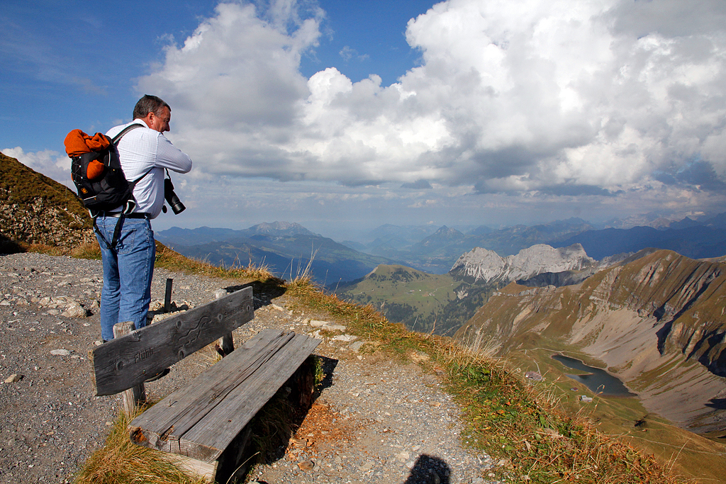 Bahnbildergipfeltreffen in Brienz. Auf dem Weg zum Brienzer Rothorn treffen Hans und ich kurz vor dem Gipfel (2349.7 m �. M.) auf eine alte Oma-Bank. Das Ding ist tats�chlich ziemlich gebrechlich... Im Hintergrund links sind der Pilatus, in der Mitte die Rigi, rechts davon das Stanserhorn und rechts unten der Eisee sichtbar. 27. Sept. 2013, 16:20
