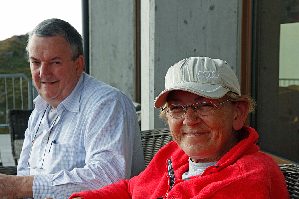 Bahnbildergipfeltreffen in Brienz. Auf der Terrasse des Gipfelrestaurants gibts ein Kfeli, das bei Hans und Jeanny gut anzukommen scheint... 27. Sept. 2013, 16:51