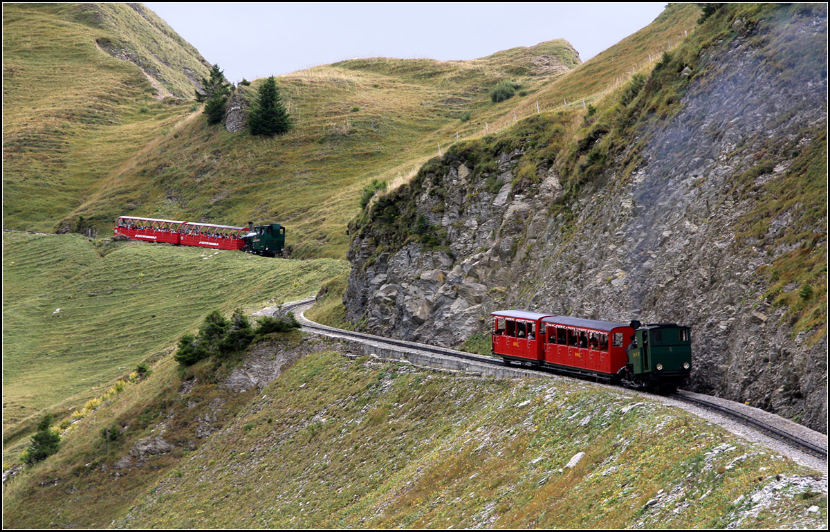 Bahnbilderteffen Brienz - 

Vorne Öl, hinten Kohle; zwei Bähnchen der Rothornbahn auf Bergfahrt oberhalb Oberstafel.

29.09.2013 (M)