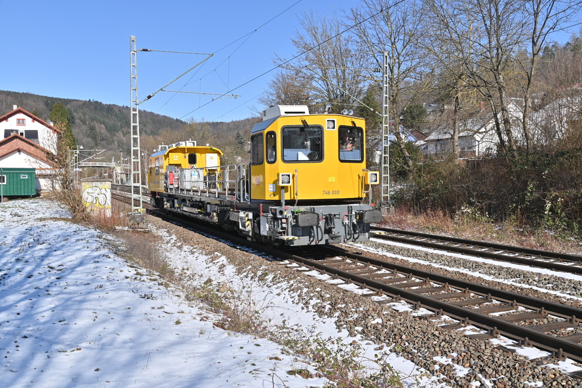 Bahndienstfahrzeug 746 010 kommt durch Neckargerach am Freitagmittag den 13.2. 2021 gen Binau gefahren. 
NVR D-DB 99 80 9110 010-2