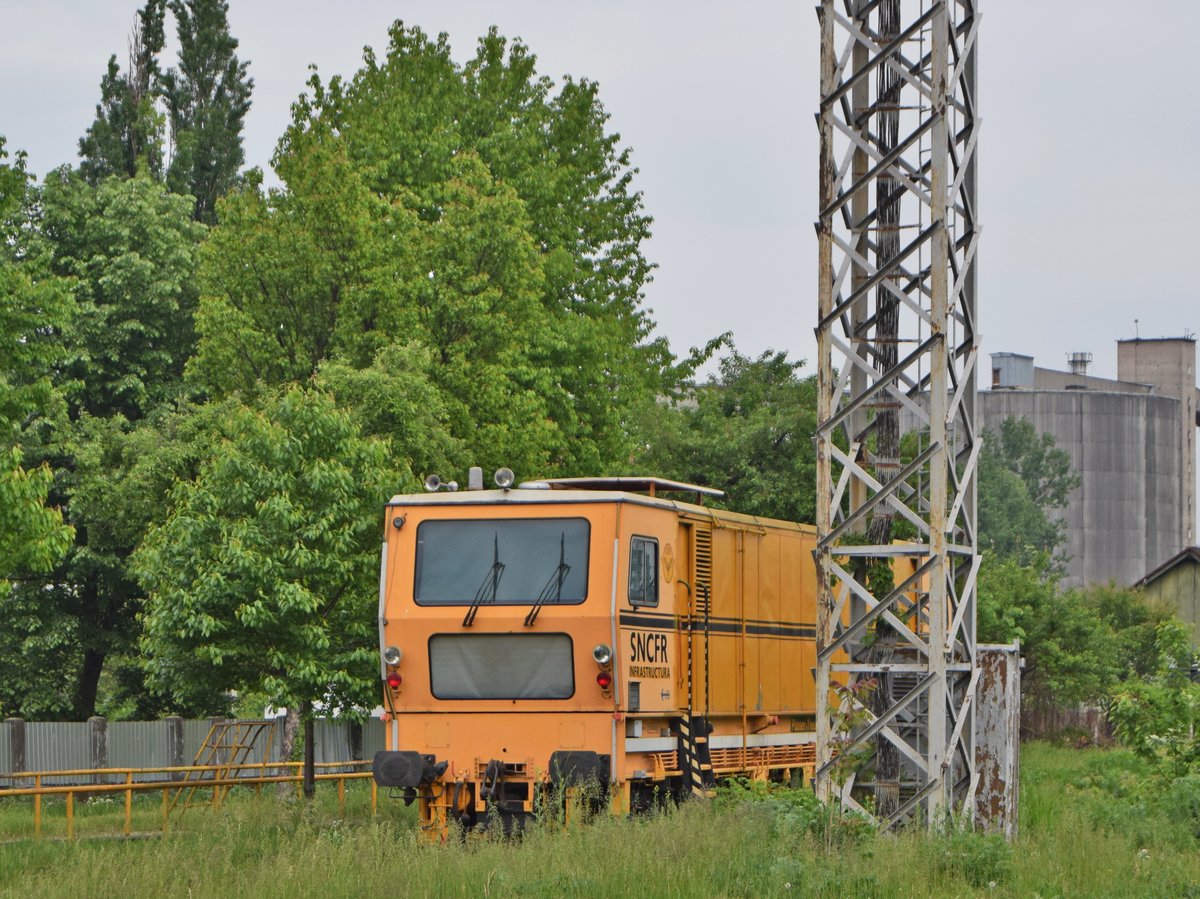 Bahndienstfahrzeug DGS62N stand abgestellt am 13.05.2017 in Bahnhof Roman