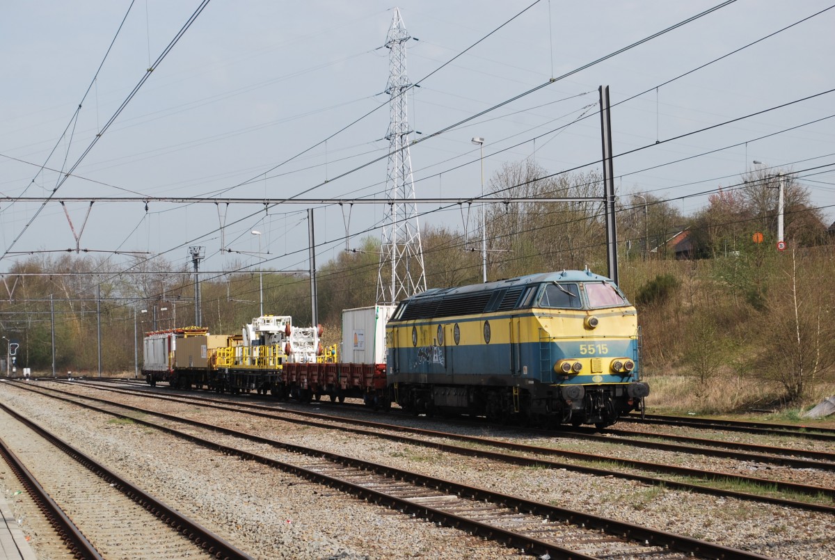Bahndienstzug und Diesellok HLD 5515 im Bhf Welkenraedt am 16. April 2015.