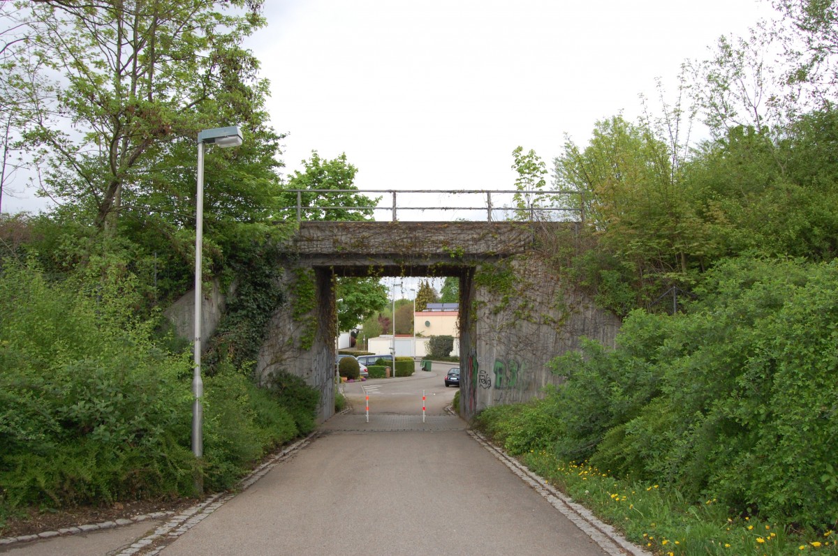 Bahndurchlass auf der Bahnstrecke Ludwigsburg–Markgröningen am 2. Mai 2015