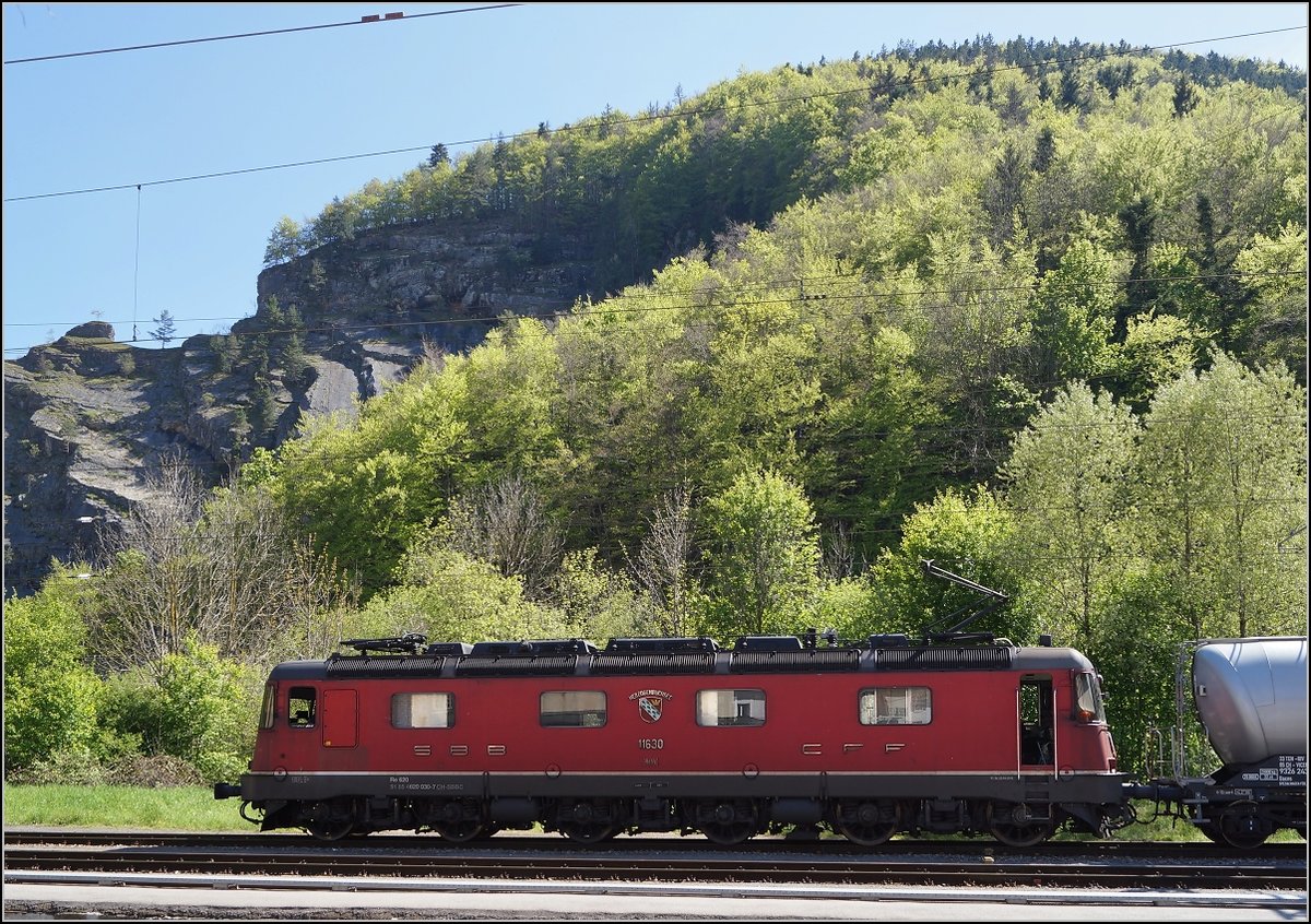 Bahnen im Berner Jura
SBB: Die Re 620 030-7 auf ihren nächsten Einsatz wartend am 10. Mai 2017 in Reuchenette-Péry vor herrlicher Kulisse. Besten Dank an den Admin. Olli für die freundliche Unterstützung, die ich sehr zu schätzen weiss. Mit der entzerrten Variante wurde eine viel bessere Wirkung erzielt.  
Foto:             Walter Ruetsch
Bildbearbeitung:  Olli 