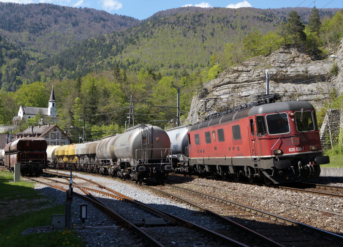 Bahnen im Berner Jura
SBB: Güterzug mit der Re 620 030-7 Herzogenbuchsee in Reuchenette-Péry vor herrlicher Kulisse am 10. Mai 2017.
Foto: Walter Ruetsch