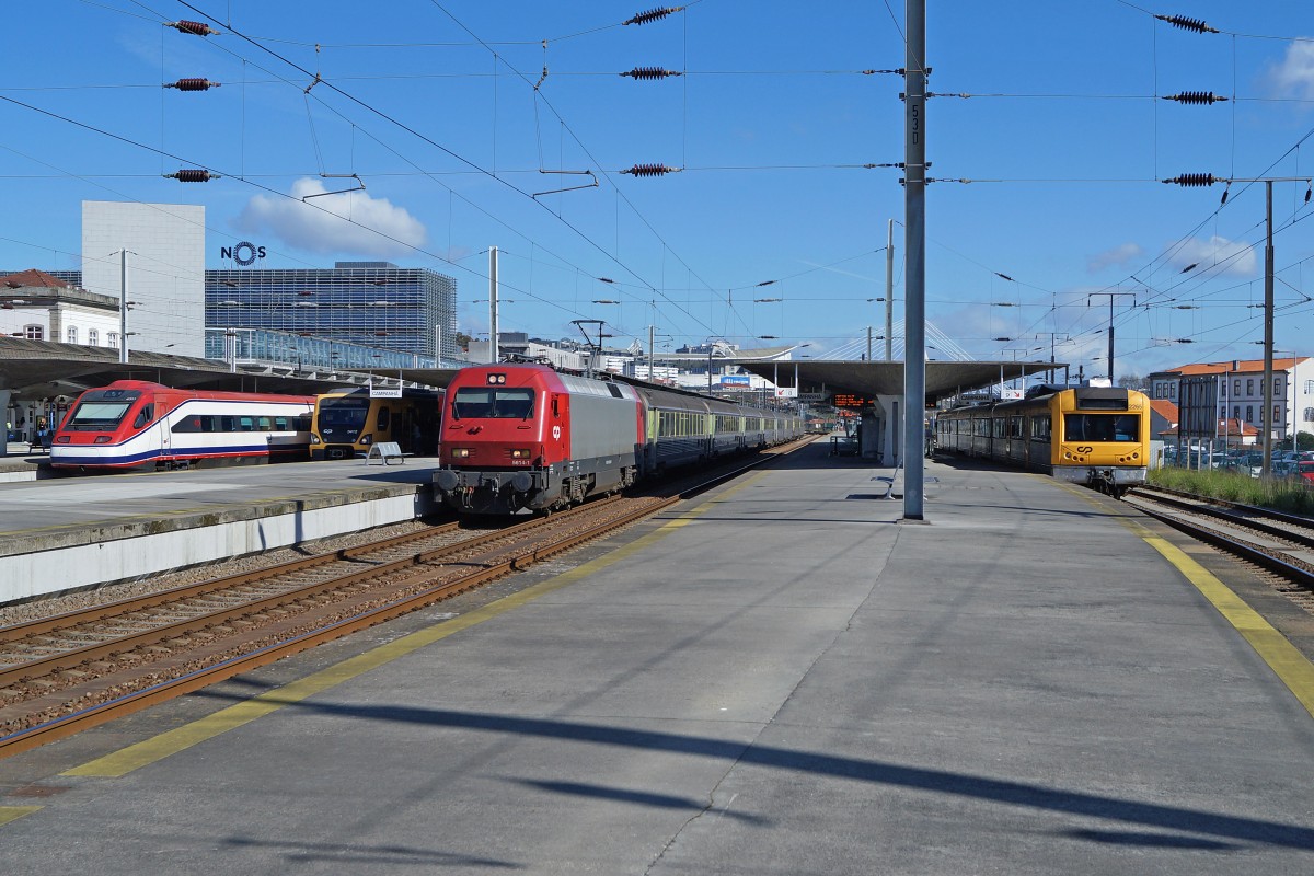 Bahnen in Portugal: Abwechslungsreiche und bunte Fahzeugparade auf dem Bahnhof PORTO CAMPANHA mit BR 4000, BR 3400, BR 5600 und BR 2200 am 25. März 2015.
Foto: Walter Ruetsch 